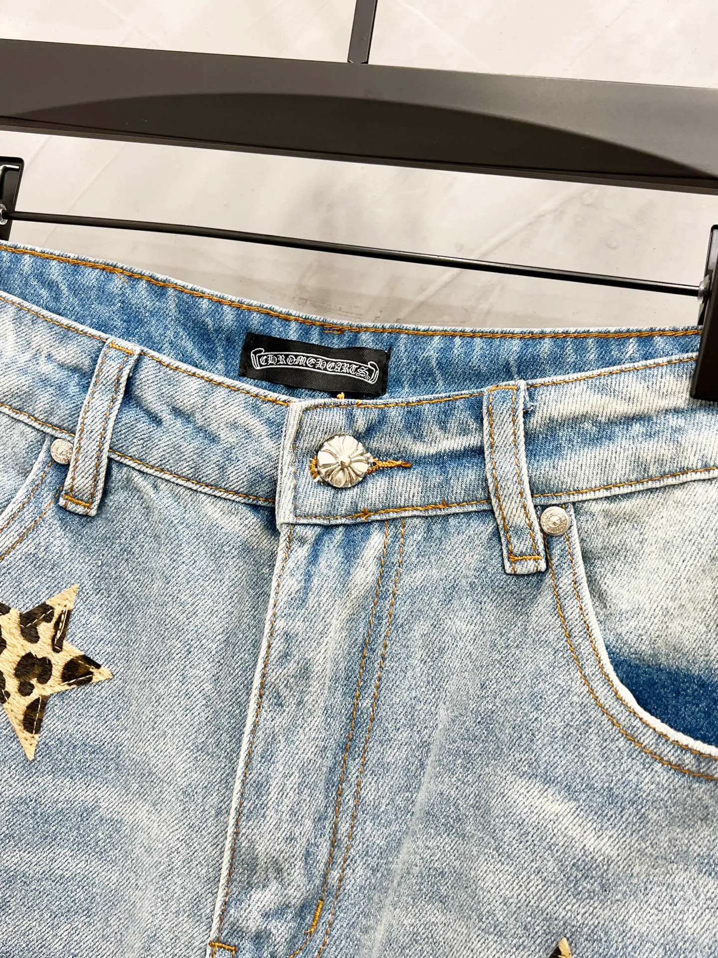 P250 Style No.: [M931] Chrome Hearts SS25 star embroidered zipper straight jeans for men and women, blue, top ceiling quality, styles with different wash textures, very friendly to people with thin legs and thick legs, the straight slim fit is very flattering to the leg shape, timeless moderate length, easy to match with, basic styling for various styles, a must-have in the wardrobe! The fabric is stiff but also makes the upper body soft without losing texture. The washing process is even more perfect. It is a must-have item for everyone! ! ! Washed wheat, hang tag, pants label, three labels complete Color: blue Size: 30, 32, 34, 36